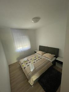 een slaapkamer met een groot bed in een kamer bij Apartman Dorotea in Zaton