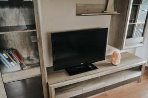 Televízia a/alebo spoločenská miestnosť v ubytovaní Ferienhaus Lentsch