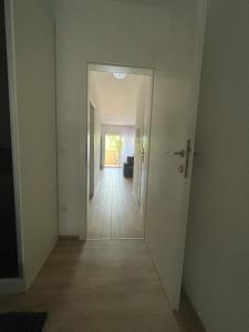 een lege hal met een deur naar een kamer bij Apartman Dorotea in Zaton