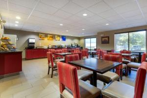 a dining room with tables and chairs in a restaurant at Comfort Inn & Suites Cambridge in Cambridge