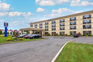 a hotel with cars parked in a parking lot at Comfort Inn Binghamton I-81 in Binghamton