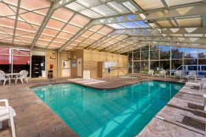 una gran piscina con techo retráctil en Comfort Inn West Valley - Salt Lake City South, en West Valley City