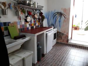 Kuchyňa alebo kuchynka v ubytovaní maison vue sur la mer casamore