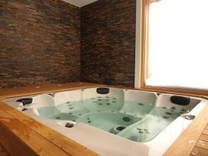 bañera grande en una habitación con ventana en Le Valombré en Saint-Pierre-de-Chartreuse