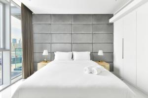 Giường trong phòng chung tại Luxurious 3 BR w maidroom in BLUEWATERS ISLAND