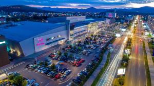 Una vista aérea de un estacionamiento con autos. en Piano Apartments Delta City, en Podgorica