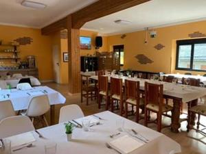 A restaurant or other place to eat at El cordal de laciana