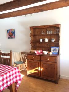 una cucina con armadietto in legno in una stanza di Lower Thura House a Wick