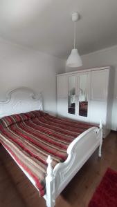 1 cama blanca grande en un dormitorio blanco en Casa da Bia - AL em Arcos de Valdevez en Arcos de Valdevez