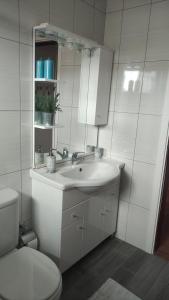 een witte badkamer met een wastafel en een toilet bij Casa da Bia - AL em Arcos de Valdevez in Arcos de Valdevez