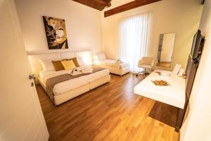1 dormitorio con 1 cama y sala de estar en Hotel Cave Del Sole en Matera