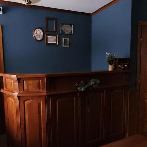 Cette chambre est dotée d'un mur bleu et d'une armoire en bois. dans l'établissement Willa Bursztynowa, à Rewa