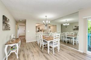 Η κουζίνα ή μικρή κουζίνα στο Anna Maria Island Beach Palms 8B