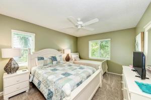 Ένα ή περισσότερα κρεβάτια σε δωμάτιο στο Anna Maria Island Beach Palms 8B
