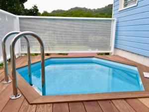 una pequeña piscina en una terraza con barandillas en Villas Smoothie Papaya, en Le François