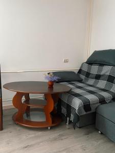 a living room filled with furniture and a table at Karpats'kyi Kalejdoskop in Slavske