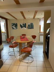 a dining room with a table and chairs at Super große Ferienwohnung für bis zu 5 Personen in Owen