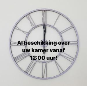 Eine Uhr mit den Worten über uk kermavan vann in der Unterkunft Sleeping by Van Beelen in Katwijk
