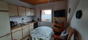 - une cuisine avec un évier et une table dans l'établissement Appartement Viersen, à Fehmarn