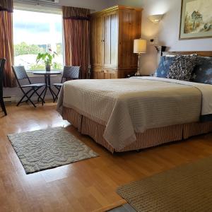 Postel nebo postele na pokoji v ubytování Antigonish Evergreen Inn