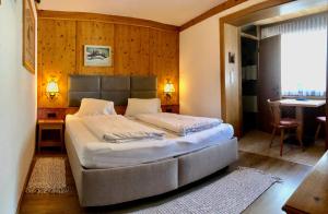 - une chambre avec un grand lit dans l'établissement Alpenruh, à Pettneu am Arlberg