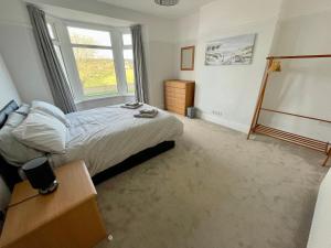 Giường trong phòng chung tại Tŷ Newton Nottage Porthcawl Sea, Surf, Golf, Walks