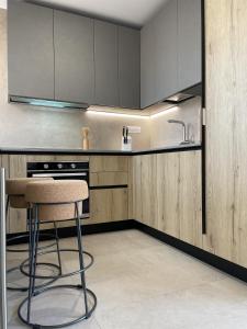 eine Küche mit einem Barhocker in der Unterkunft Amazing views of Alghero old town and the sea in Alghero