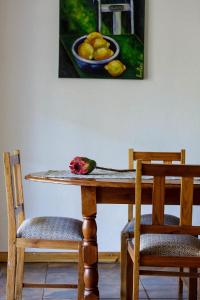 - une table avec deux chaises et une corbeille de fruits dans l'établissement Blue Lily Retreat, à Matjiesrivier