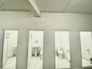 baño con 3 espejos y aseo en Hamam Hostel 1469 en Estambul