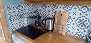 Una cafetera en una barra en la cocina en Kiloran Self Catering Suite, en Skeabost