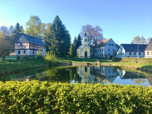 a row of houses and a river with houses at Hájovna Svahová in Boleboř