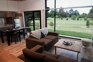 uma sala de estar com um sofá e uma mesa em Ventania Golf Resort em Sierra de la Ventana