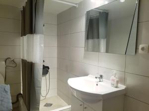 Koupelna v ubytování Apartmani Ana + 30 fotografií