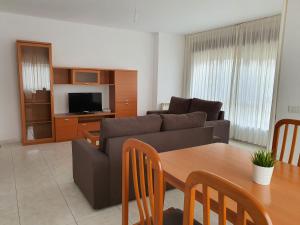 ein Wohnzimmer mit Sofa und Tisch in der Unterkunft Edificio Zoqueiro in San Cosme de Barreiros