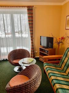 TV i/ili multimedijalni sistem u objektu Hotel Loucky
