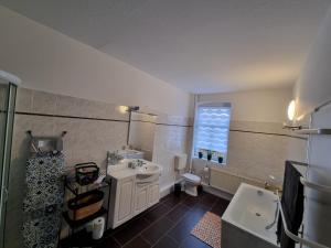 a bathroom with a sink and a toilet at Gigi's Ferienwohnung Nr. 1 in Oschersleben