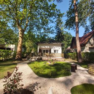 un cortile con una casa e un giardino di ŐzikeLak24 a Szigetmonostor