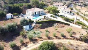eine Luftansicht eines Hauses mit Pool in der Unterkunft Pomos Idol Exceptional Beach Villa in Pomos