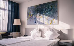 久姆里Berlin ART Hotel的一间有两张床的酒店房间，墙上挂着一幅画