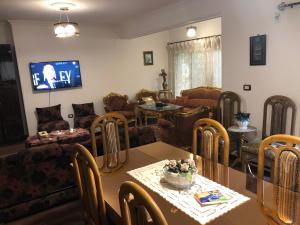 ein Wohnzimmer mit Sofas, einem Tisch und einem TV in der Unterkunft Luxury three bedroom apartment in degla maadi in Kairo