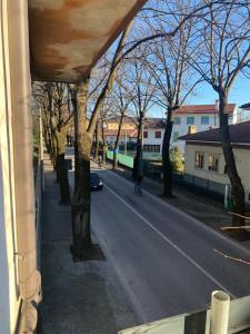 Blick aus einem Fenster auf eine Straße mit einem Zug in der Unterkunft Cormons Bellissima in Cormòns