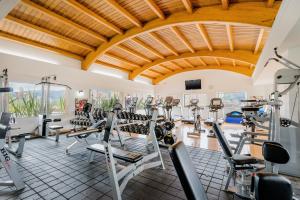 einen Fitnessraum mit Laufbändern und Crosstrainern in der Unterkunft Casa Dann Carlton Hotel & SPA in Bogotá