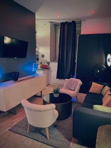 TV a/nebo společenská místnost v ubytování Suite Darcy & Spa