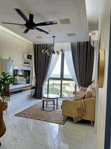 un soggiorno con divano e una grande finestra di Al Zahra Homestay by Troika Kota Bharu a Kota Bharu