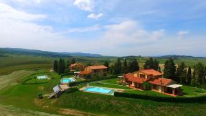 vista aerea di una casa con piscina di Borgo del Silenzio - Apartments with pool in Lajatico a Laiatico