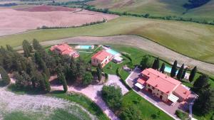 una vista aerea di una casa con cortile di Borgo del Silenzio - Apartments with pool in Lajatico a Laiatico