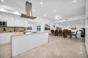 eine Küche und ein Esszimmer mit Tisch und Stühlen in der Unterkunft Pool Villa in Miami