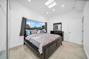 ein Schlafzimmer mit einem großen Bett und einem Fenster in der Unterkunft Pool Villa in Miami + 44 Fotos