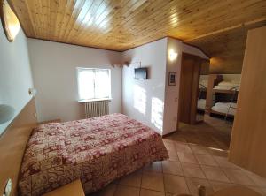 ピアッツァトッレにあるHotel Milanoの木製の天井の客室で、ベッドルーム1室(ベッド1台付)