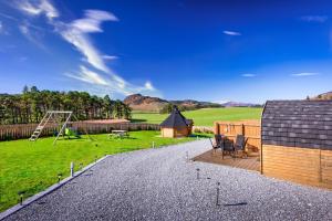 牛顿莫尔Tigh an Each B&B & Laggan Glamping的一个带游乐场的庭院的房子